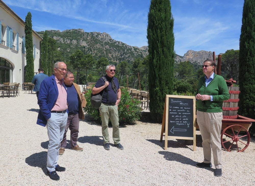Le propriétaire accueille les visiteurs sur la terrasse récemment agrandie