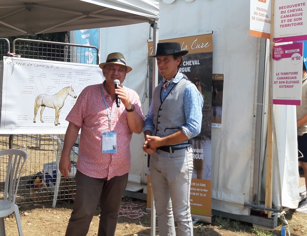 A droite, Julien Gonfond éleveur de chevaux Camargue à Barbentane (13) au SAP 2025 à Salon-de-Provence