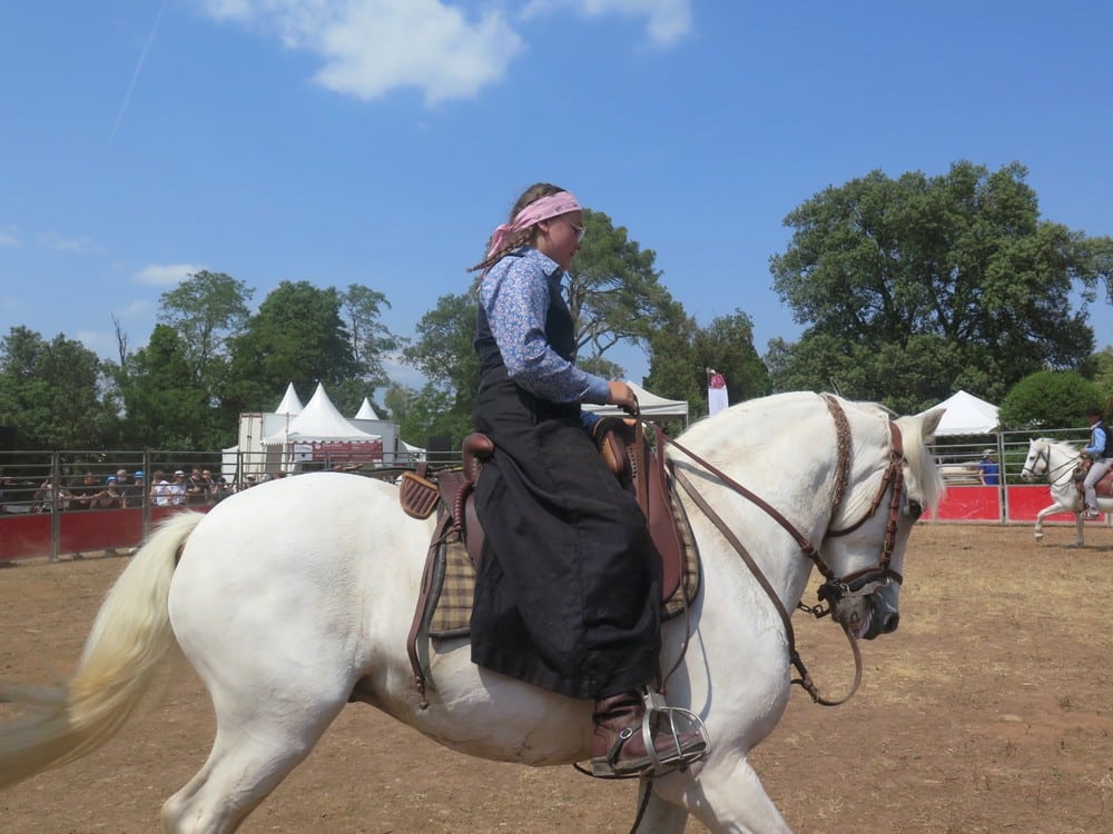 une cavalière sur un cheval Camargue