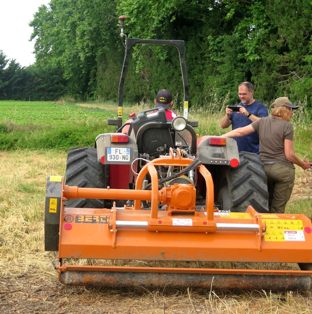 enfant sur un tracteur