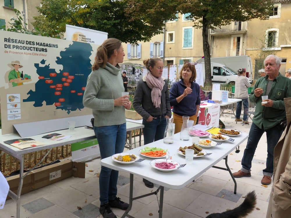 plusieurs des acteurs de la manifestation La ruche des Initiatives à Apt le 4 octobre