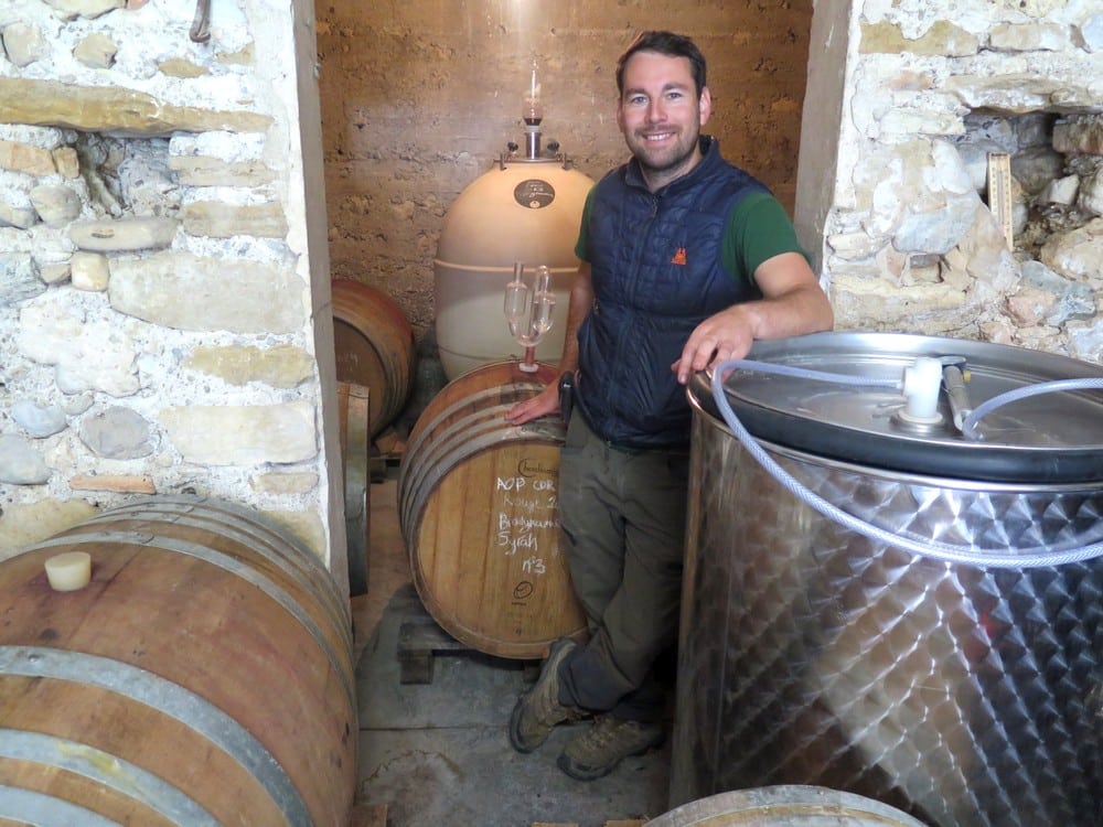 la cave de Julien Bertrand avec ses cuves et ses barriques