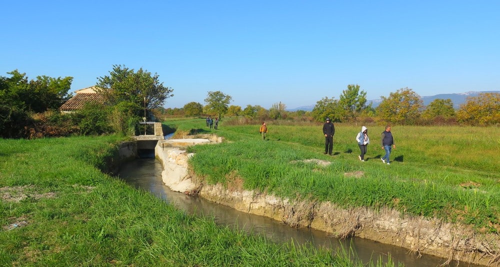 canal et vanne en plaine de Durance