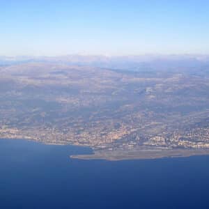Entre mer et montagnes, les Alpes-Maritimes offrent une grande diversité climatique, façonnée par le relief et source de contrastes et de phénomènes extrêmes.