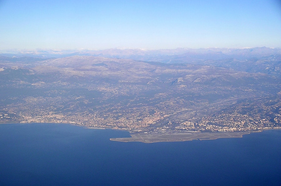 Entre mer et montagnes, les Alpes-Maritimes offrent une grande diversité climatique, façonnée par le relief et source de contrastes et de phénomènes extrêmes.