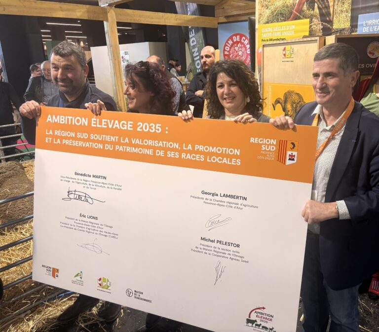 La Laiterie Marseillaise, fromagerie urbaine, bio et responsable Bleu Tomate Signature de l'objectif "Ambition élevage 2035".