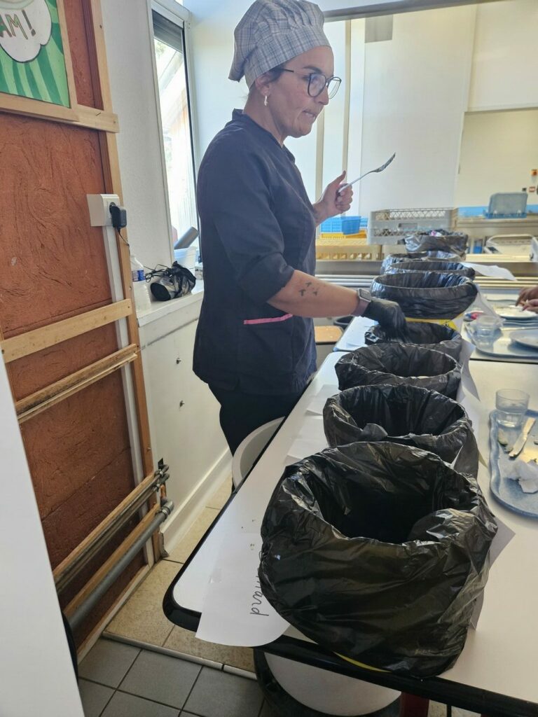 Ventoux : la chasse (au gaspi) est ouverte Bleu Tomate la cheffe de cuisine du collège surveille le tri des déchets sur les plateaux